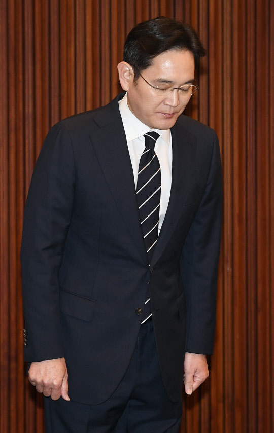 이재용 삼성전자 부회장이 6일 서초동 사옥에서 경영권 승계와 노조 문제 등과 관련해 대국민 사과를 하기 전 고개 숙여 인사하고 있다. <연합뉴스>